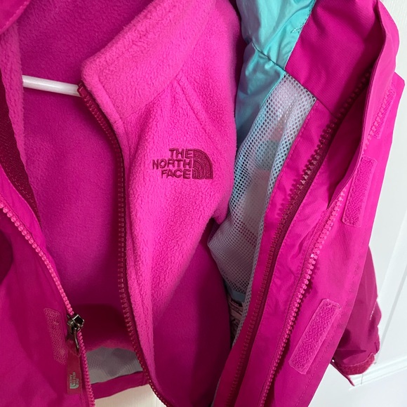 2T the north face jacket - Picture 3 of 6